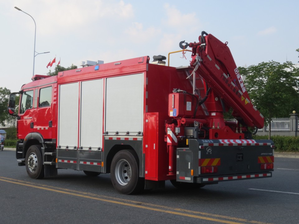 上汽紅巖搶險(xiǎn)救援消防車(chē)圖片